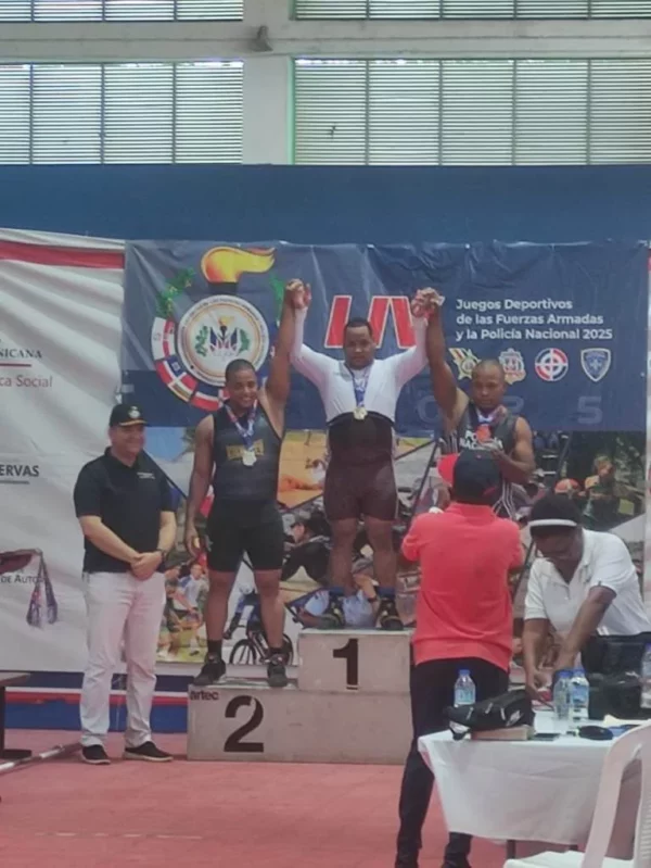 Confesor Santana,del Ejército Nacional, es premiado por Iván Díaz, al ganar la división de los 202 kilogramos