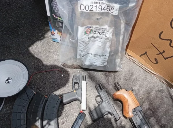 DNCD Y DGA OCUPAN UN PAQUETE DE MARIHUANA, DOS PISTOLAS Y UN FUSIL EN PUERTO HAINA