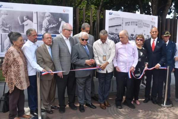Revolución de Abril exposición fotográfica revive participación del pueblo