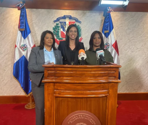 Estas tres legisladoras han exigido mejorar las normativas vigentes sobre autismo.