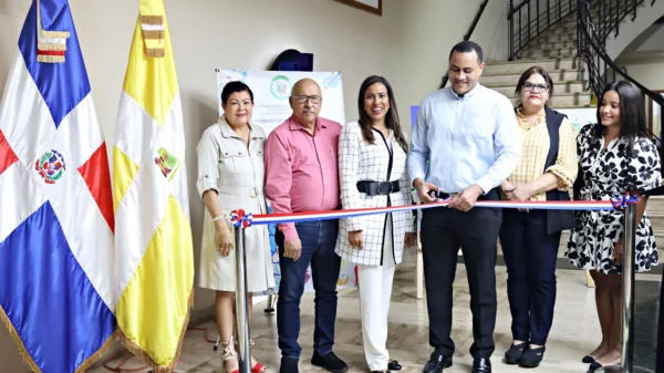 Directivos de la universidad cortan la cinta inaugural.