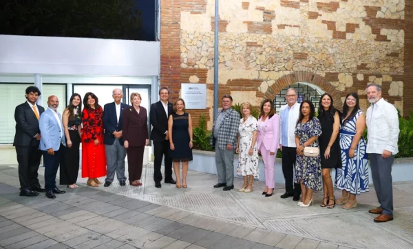 Directores del ICDA y familiares de Engracia Franjul develando la placa.