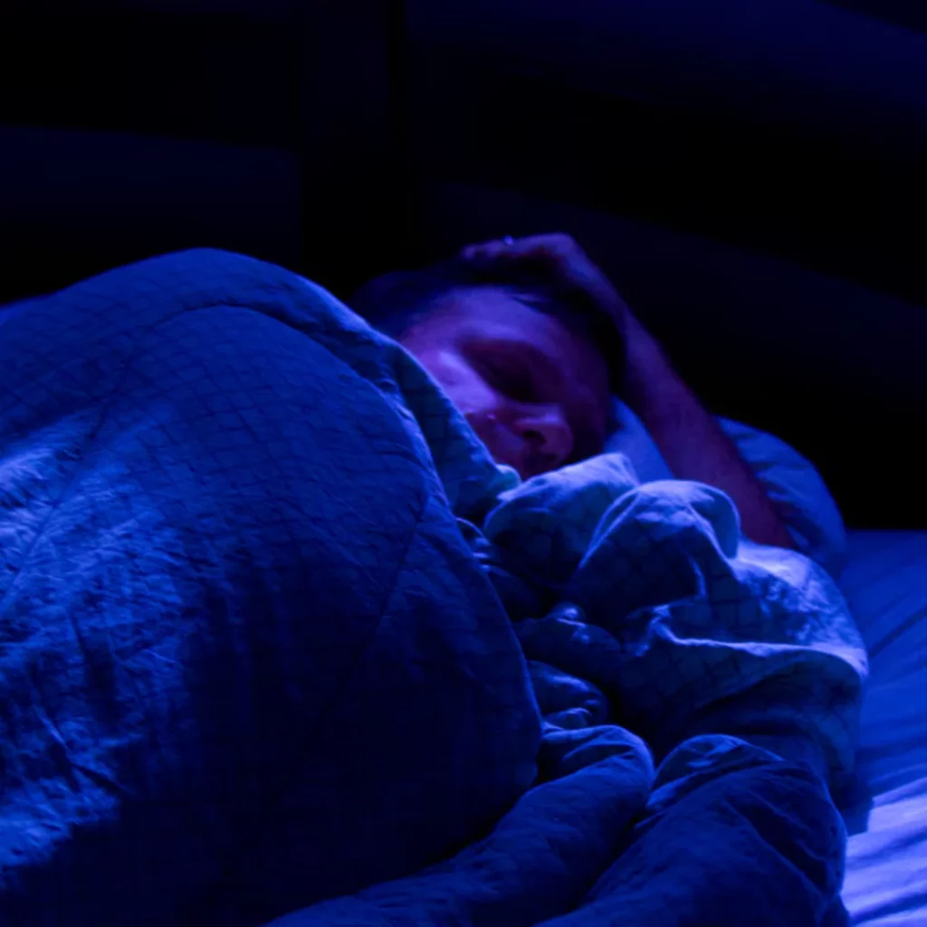 Una revisión reciente de más de 300 estudios halló asociaciones consistentes entre un nivel socioeconómico más bajo y una salud del sueño deficiente