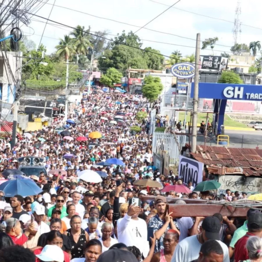 Cientos de personas se unen en el multitudinario Vía Crucis de Los Alcarrizos Cientos de personas se unen en el multitudinario Vía Crucis de Los Alcarrizos