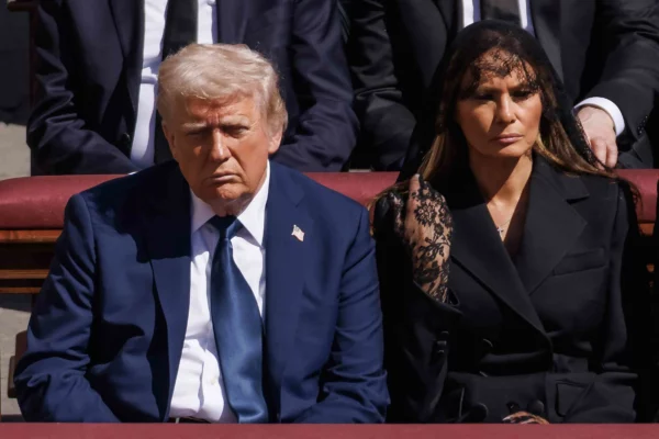El look de Melania Trump que está dando de qué hablar en el funeral del Papa Francisco