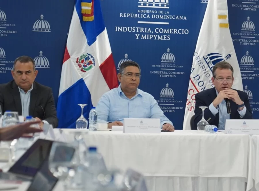 Reunión convocada por Industria y Comercio con sectores por el tema del arancel. Reunión convocada por Industria y Comercio con sectores por el tema del arancel.
