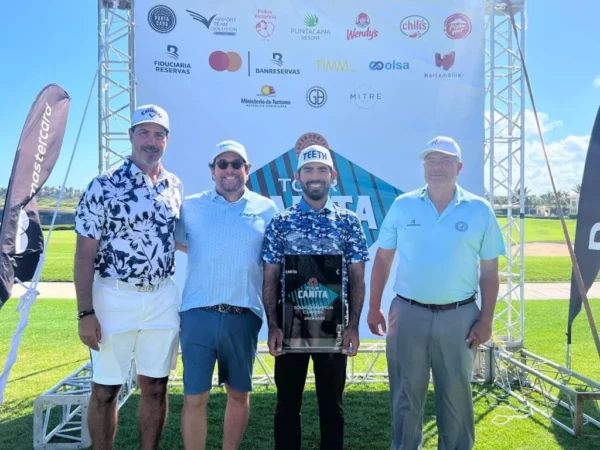 Juan José Guerra, al centro, exhibe su trofeo de campeón.