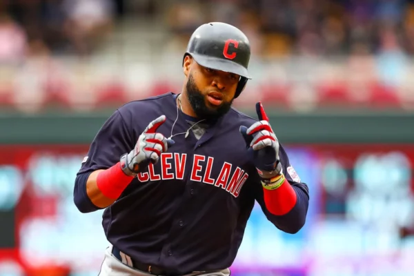 Carlos Santana bateó dos hits y anotó carrera ganadora. ap