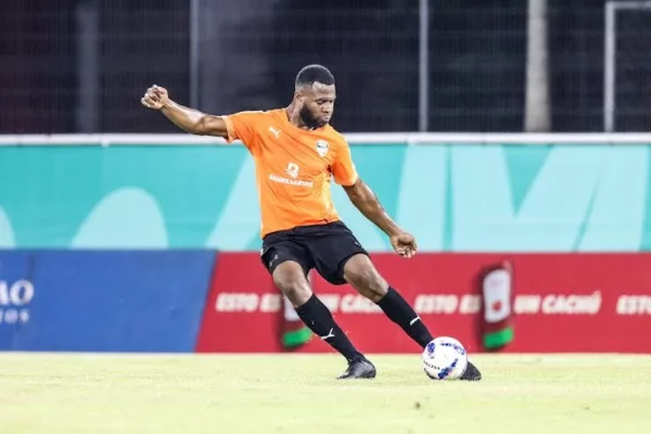 Un jugador del Cibao FC, entrena para el juego de hoy.