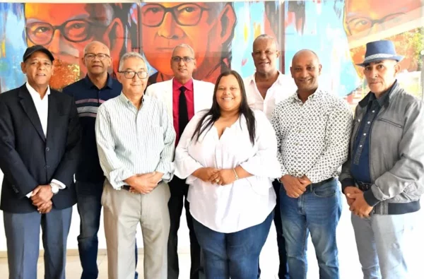 Ángel Rivas, junto a varios dirigentes que lo apoyan.