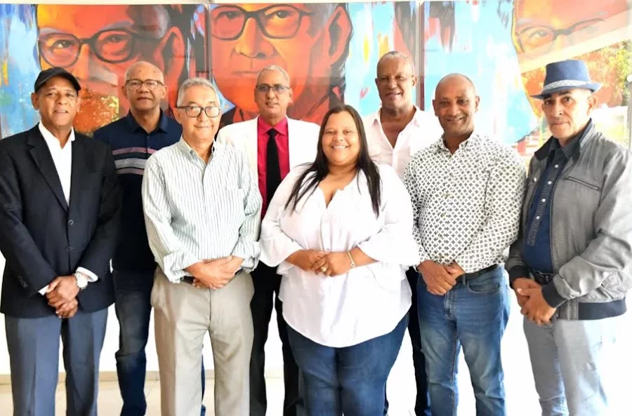 Ángel Rivas, junto a varios dirigentes que lo apoyan. Ángel Rivas, junto a varios dirigentes que lo apoyan.