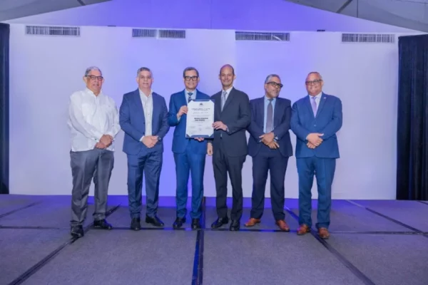 El ministro  Eddy  Olivares entregó el certificado.