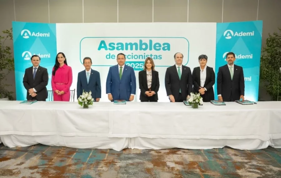 Ejecutivos durante asamblea de accionistas. Ejecutivos durante asamblea de accionistas.