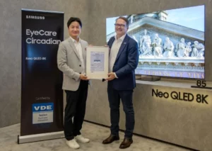Ejecutivo de Samsung recibe la distinción.