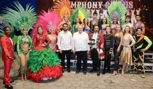 El equipo de producción y varios artistas recibieron a los periodistas en la imponente carpa de lujo roja y blanca, en el Malecón de Santo Domingo casi esquina Núñez de Cáceres, próximo al Kartódromo. 2