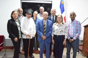 El escritor junto a autoridades y amigos de Santiago.