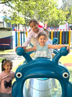 El juego -libre, activo y creativo- sigue siendo una herramienta insustituible para el desarrollo sano y feliz en la infancia.