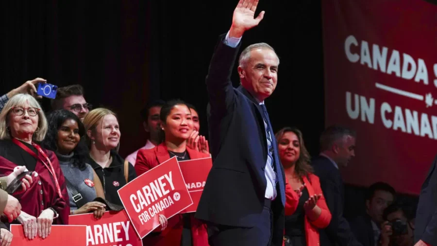 El primer ministro canadiense, Mark Carney, saluda a la multitud tras su discurso de victoria en Ottawa, El primer ministro canadiense, Mark Carney, saluda a la multitud tras su discurso de victoria en Ottawa,