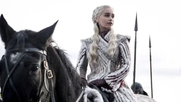 Así luce hoy Emilia Clarke, la reina de 'Game of Thrones