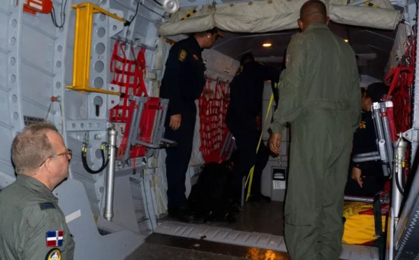 FARD realiza operación aérea para trasladar equipo de rescate desde Puerto Rico