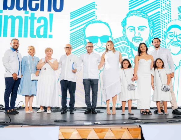 Familia Taveras al momento de don Leonel recibir el reconocimiento por su trayectoria y legado.