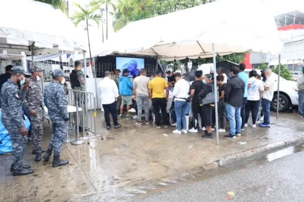 Familiares-esperan-en-Patologia-Forense-que-le-entreguen-cuerpos-de-sus-victimas.-jpg