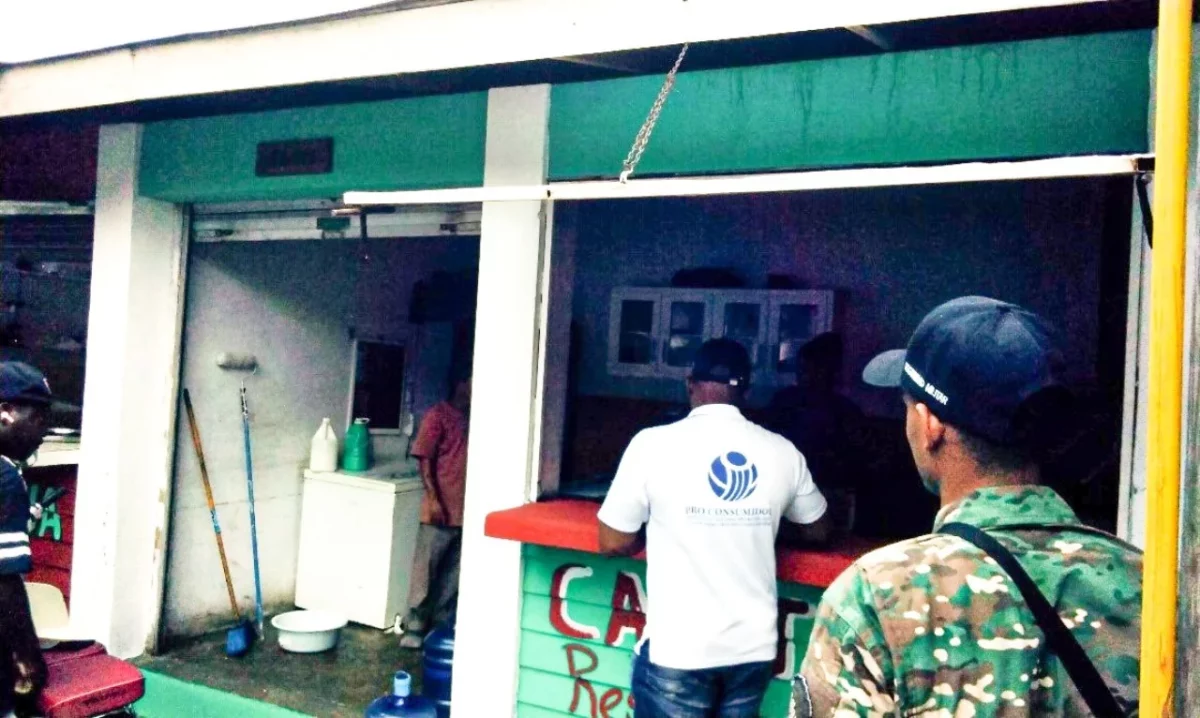 Inspectores de Pro Consumidor supervisan los comercios en Boca Chica. Fuente externa