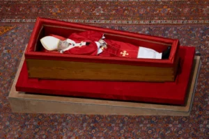 Francisco será sepultado con sus zapatos usados y en un féretro que lleva su escudo