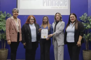 Gloria Reyes, directora general de Supérate, junto a las coordinadoras del taller.