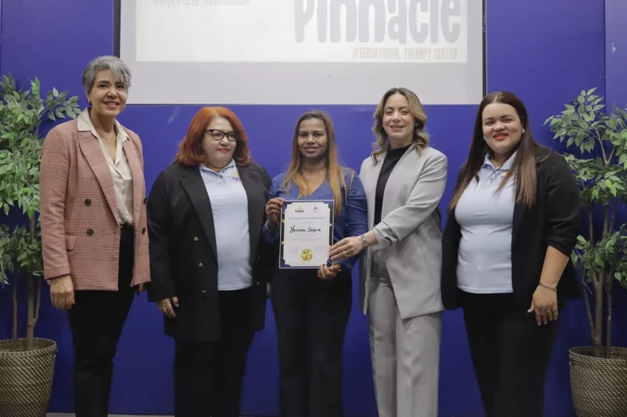 Gloria Reyes, directora general de Supérate, junto a las coordinadoras del taller. Gloria Reyes, directora general de Supérate, junto a las coordinadoras del taller.