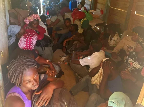 Escondidos en una casa descubren 50 inmigrantes haitianos indocumentados en Valverde.