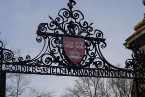 El Gobierno de EEUU congela 2.200 millones de dólares a Harvard