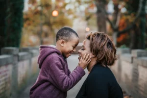 Parentalización es el peso invisible de una ausencia cuando el hijo se convierte en padre