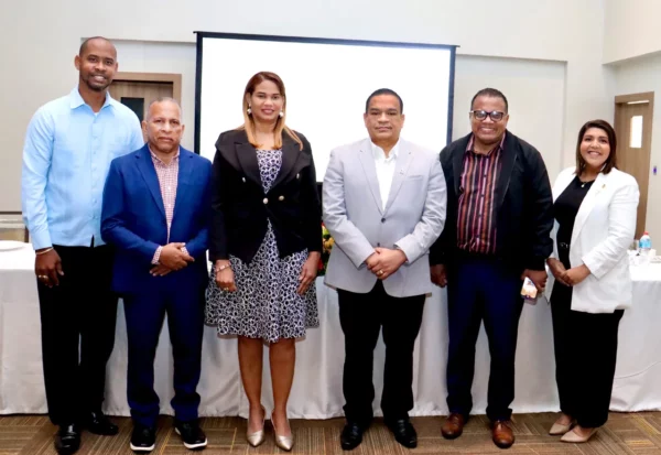 Ivelisse Mercedes Méndez y José Ruben Gonell Cosme. junto a representantes.