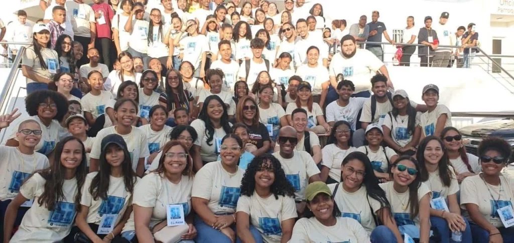 Jóvenes se congregan en las iglesias para acercarse a Dios en semana santa. jpg