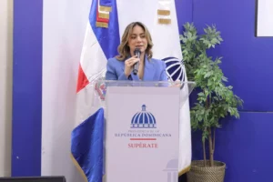 La directora general de Supérate, Gloria Reyes, da inicio al taller sobre metodología ABA para tratar personas con autismo