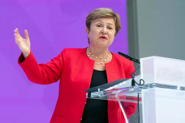 Directora del FMI insta a los países a actuar rápidamente para resolver tensiones comerciales