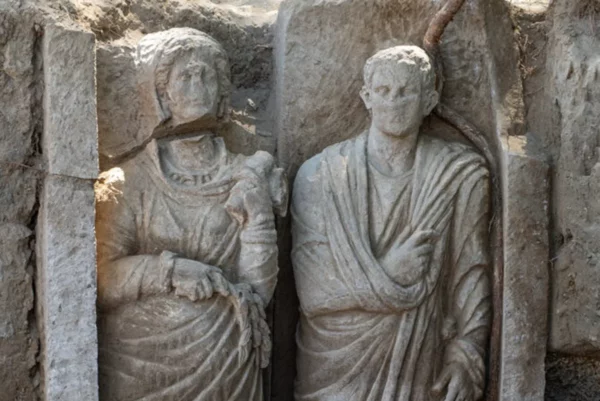 Hallan esculturas humanas de tamaño real en antigua tumba de Pompeya