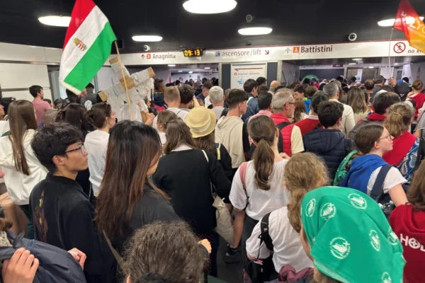 Puntos céntricos de Roma como la estación de metro de Termini se ven abarrotados este domingo de jóvenes que participan en el Jubileo de los Adolescentes y que hoy se dirigen al Vaticano para asistir a la segunda misa de novendiales por el fallecido papa Francisco, enterrado ayer. EFE/ Daniel Cáceres