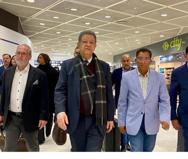 Leonel Fernández a su llegada a Francia