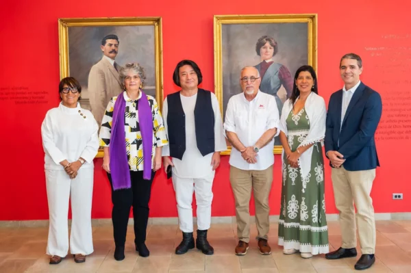 Lidia León, Moon Hoon, Luis F. Rodríguez, Jesús D’Alessandro y representantes de UNIBE.
