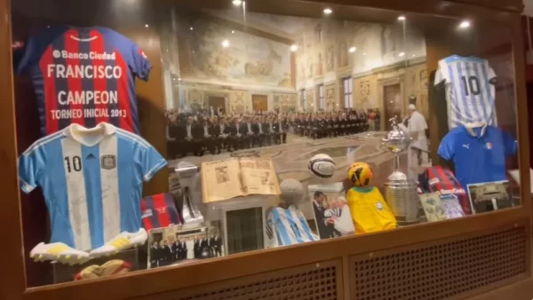 El “museo del fútbol” que el papa Francisco montó en el Vaticano