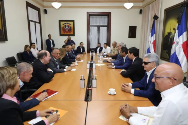 Luisin en reunion con comite organizador y el presidente Abinader