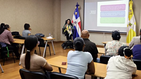 Magaly Toribio impartiendo la conferencia en la UCSD.
