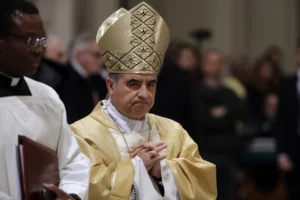 Cardenales agradecen al cardenal Becciu por retirarse del cónclave
