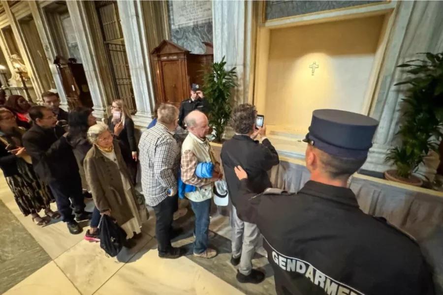 Más de 70.000 personas han visitado ya la tumba del difunto papa Francisco Más de 70.000 personas han visitado ya la tumba del difunto papa Francisco