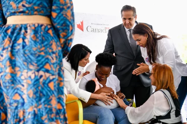 Nina-es-inoculada-con-vacuna-hexavalante-en-presencia-de-la-primera-dama-y-autoridades-del-sector-salud