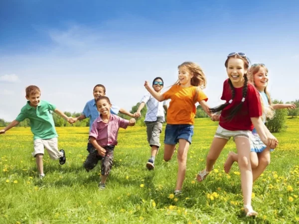 Ninos-felices-en-plena-naturaleza