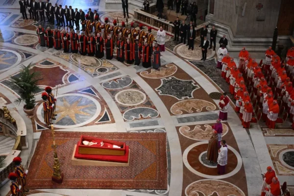 Los fieles comienzan a dar el último adiós al papa Francisco