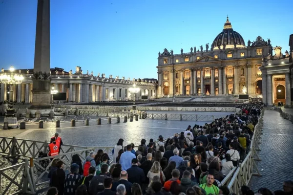 "Capilla ardiente del Papa Francisco recibe casi 50.000 fieles"